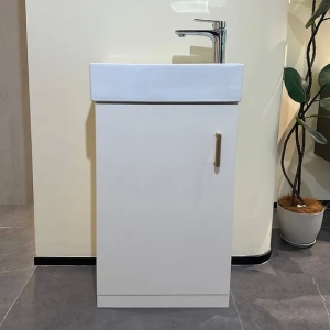 Petit appartement petit cabinet de salle de bains avec des articles sanitaires de style européen de la vanité de salle d