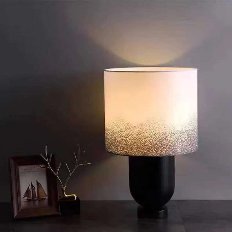 Home Decor European New Design Fashion Nordic Modern Bedside Fabric Shade Reading Light for Living Room Bedroom Decorative LED Table Lamp (ZY-TW014)