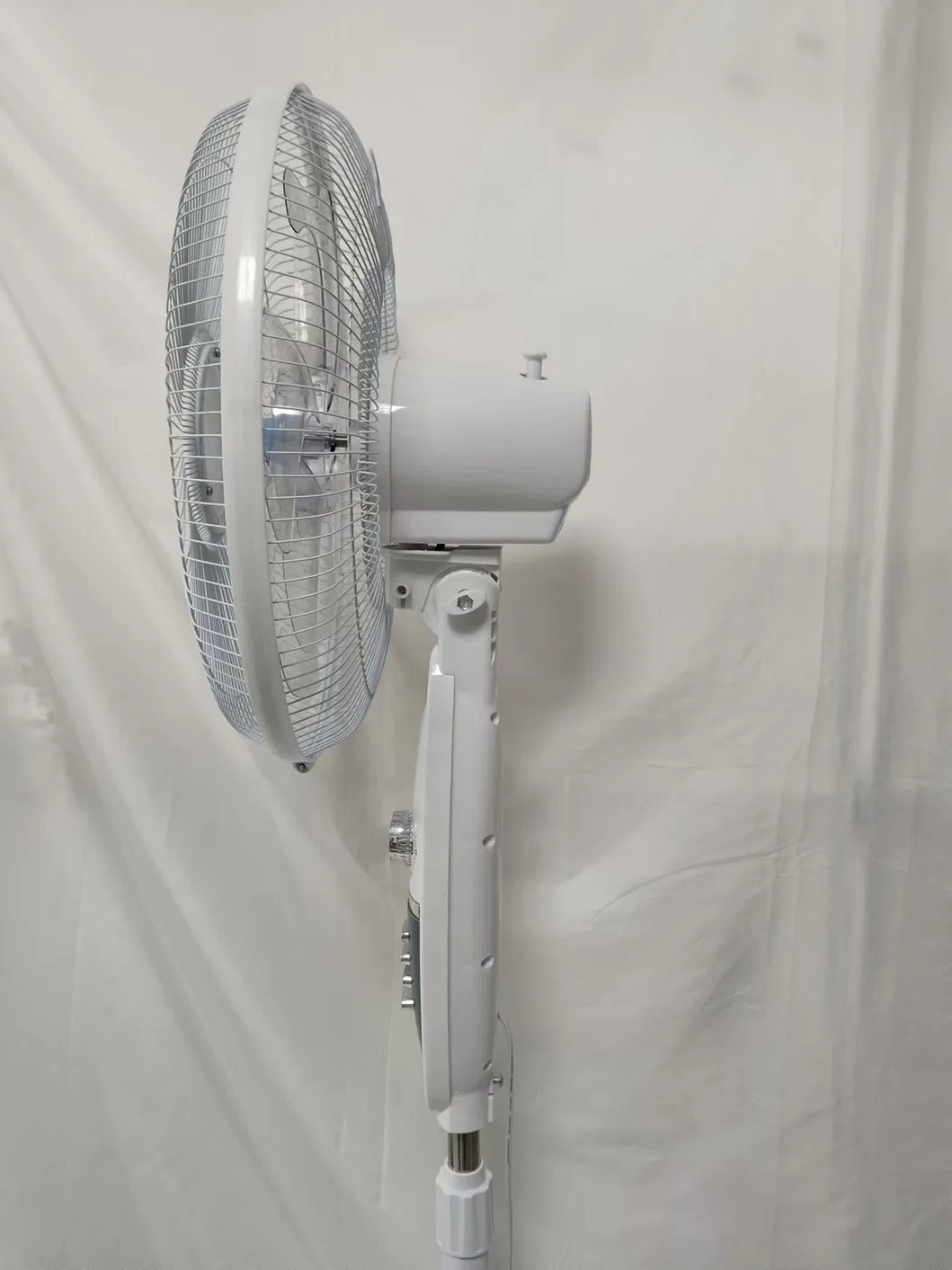 16 Inch Apartment Household Stand Fan Special Design with 6 Horn Blade