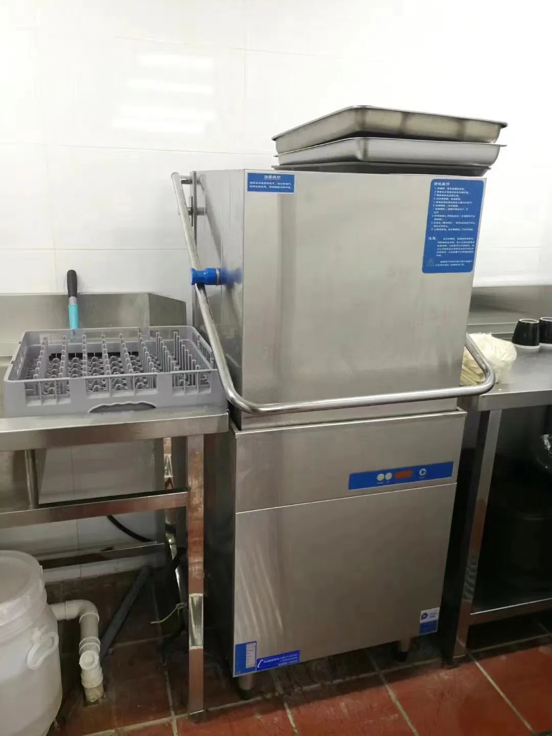 Byf-602e High-Efficiency Stainless Steel Hood Type Single Pumps Professional Commercial/Home/Industrial Built in Sink Dishwasher Machine for Restaurants