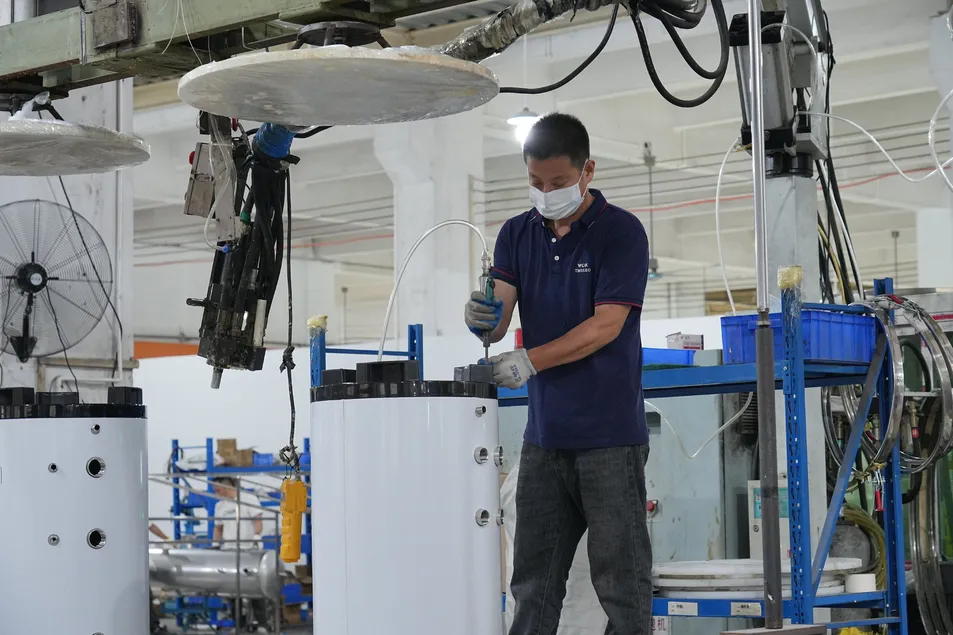 High-Efficiency Electric Hot Water Heater for 200m2 Spaces