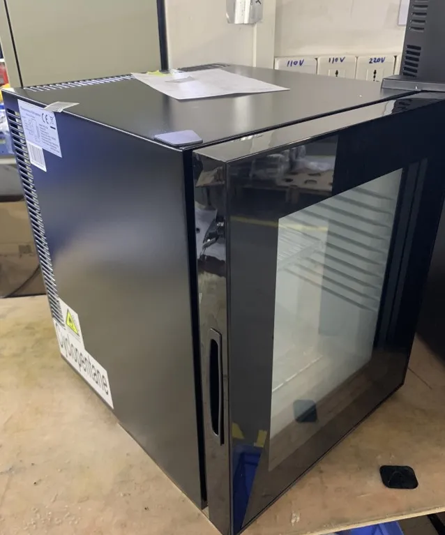 Thermoelectric Noiseless 32L Mini Fridge Glass Door Beverage Showcase