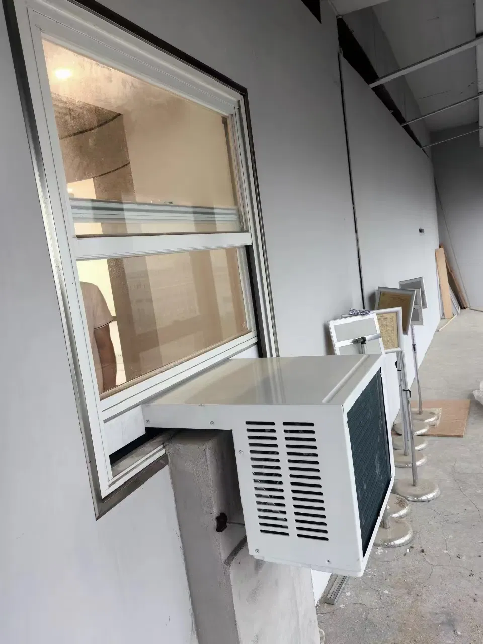House Use Wall Mounted Type Saddle Window Air Conditioner