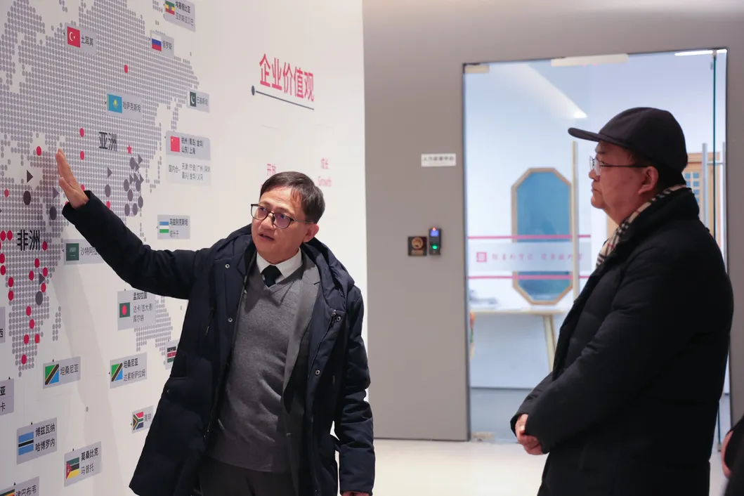 Hot Sale WiFi 5g High Brightness Full Hdr 1080P Video Projector Android 1+32g LCD Home Theater Projector 4K Teaching Projector