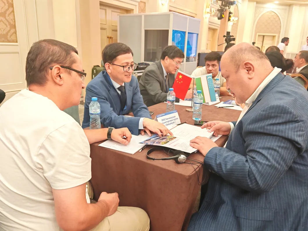 Hot Sale WiFi 5g High Brightness Full Hdr 1080P Video Projector Android 1+32g LCD Home Theater Projector 4K Teaching Projector