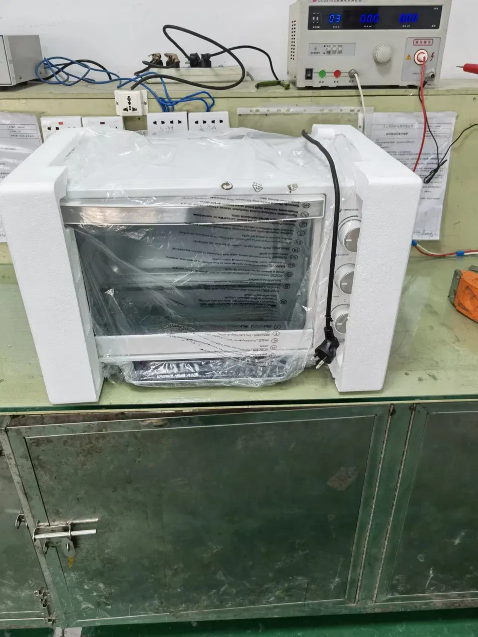 Versatile Electric Range with Hotplate for Fast Meal Preparation